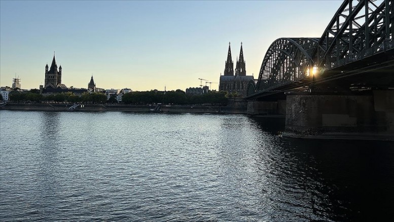 Almanya'da gemi arızası nedeniyle kapanan Ren Nehri tekrar ulaşıma açıldı