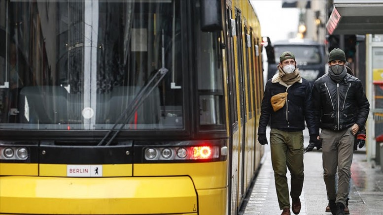 Almanya’da Kovid-19 tedbirleri kapsamında 5 eyalette toplu taşıma araçlarında maske zorunluluğu kaldırılıyor