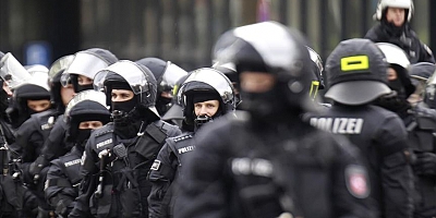 Almanya'da 4 polis tutuklandı!