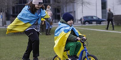Almanya’da anma etkinliklerinde Ukrayna bayrağını taşıma yasağı tartışılıyor