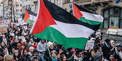 Almanya'da İsrail'in Gazze'ye yönelik saldırıları protesto edildi