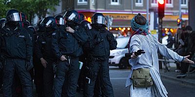 Almanya’da izinsiz 1 Mayıs gösterisine polis müdahale etti