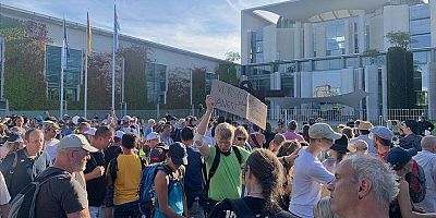 Almanya’da Kovid-19 kısıtlamaları başbakanlık binası önünde protesto edildi