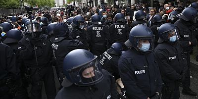 Almanya'da Kovid-19 tedbirlerini protesto gösterisinde çok sayıda kişi gözaltına alındı