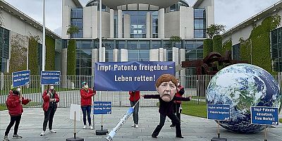 Almanya'da Merkel'in aşılarda fikri mülkiyet haklarının kaldırılmasına karşı tutumu protesto edildi