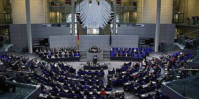 Almanya'da milletvekili sayısını sınırlayan yasa değişikliği kabul edildi