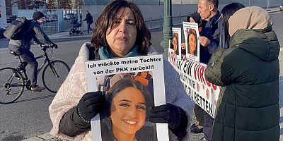 Almanya'da PKK tarafından kızı kaçırılan anne başbakanlık önünde gösteri yaptı
