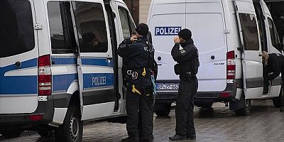 Almanya'da polisten kaçan minibüsün kaza yapması sonucu 7 kişi öldü