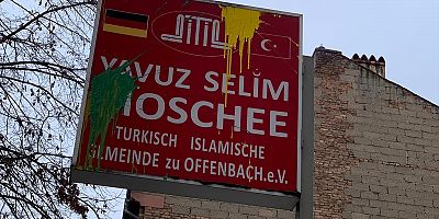 Almanya'da terör örgütü yandaşlarından camiye boyalı saldırı