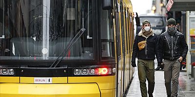 Almanya’da Kovid-19 tedbirleri kapsamında 5 eyalette toplu taşıma araçlarında maske zorunluluğu kaldırılıyor