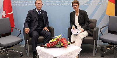 Bakan Akar, Almanya Savunma Bakanı Kramp-Karrenbauer ile görüştü