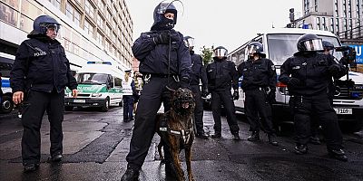 Berlin'de otoyol protestosunda çok sayıda çevreci gözaltına alındı
