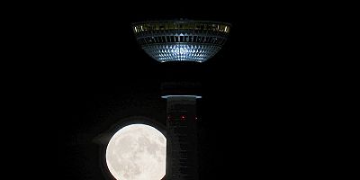Berlin’de ‘Süper Ay’ büyüledi