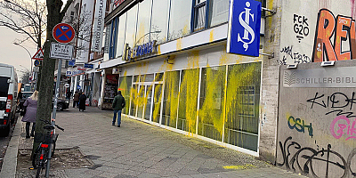 Berlin İş Bank şubesine boyalı saldırı