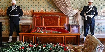 Büyük Önder Atatürk, Dolmabahçe Sarayı'ndaki odasında törenle anıldı