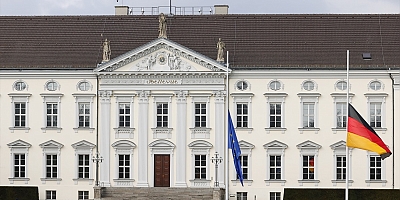 Cumhurbaşkanlığı Sarayı Schloss Bellevue’de bayraklar yarıya indirildi