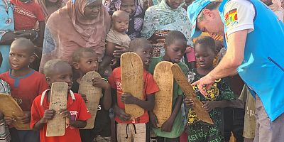 DİTİB gönüllüleri Afrika’da Kur'an-ı Kerim ve Ramazan yardım paketi dağıttı