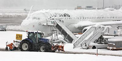 Münih'teki kar yağışı nedeniyle binlerce valiz havalimanında kaldı
