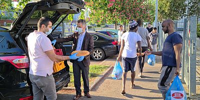  Türk gönüllüler Almanya'da sığınmacılara her gün 300 ramazan pidesi dağıtıyor