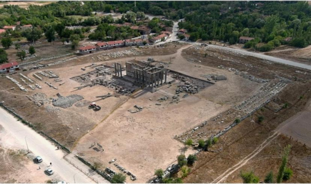 Aizanoi Antik Kenti'nde Zeus Tapınağı restorasyonu için mimari kalıntılar gün yüzüne çıkarılıyor