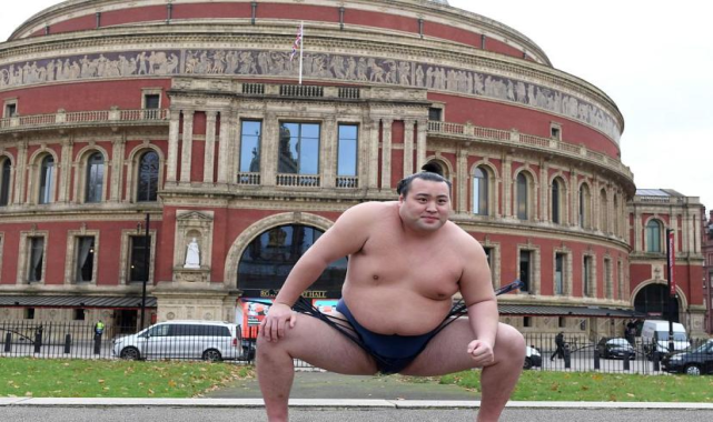 Sumo güreşçileri, 1500 yıllık geleneği Londra’ya taşıyor