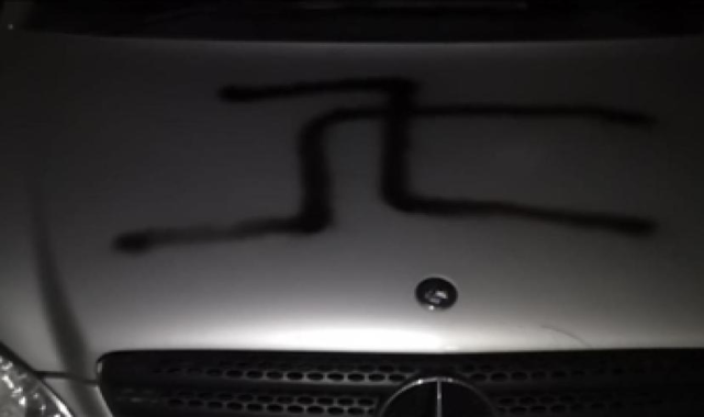 Almanya’da otomobillere ve binaların cephelerine “kanla gamalı haç” çizildi