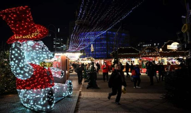 Berlin’de Geleneksel Noel Pazarı Açıldı