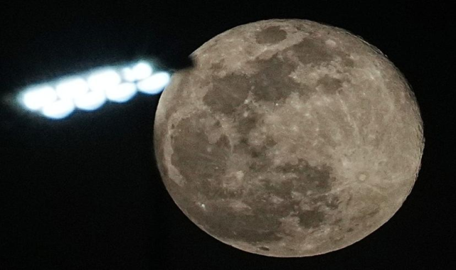 Aralıktaki süper Ay, 2025'in son gök olayında gökyüzünü aydınlatıyor