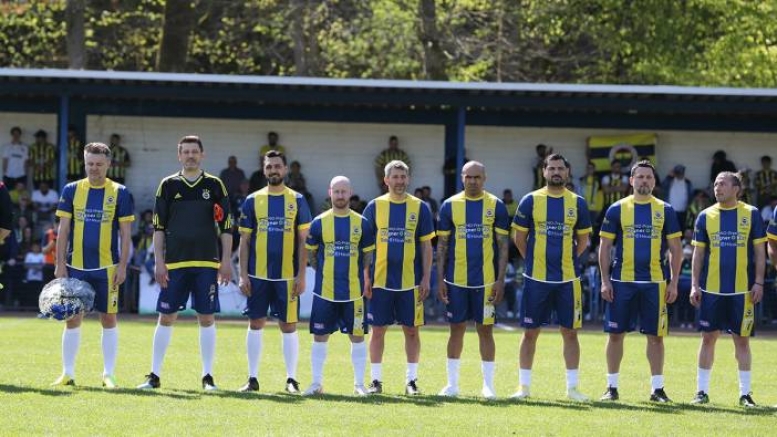 Almanya'da Fenerbahçe efsaneleri ile eski Schalke 04 oyuncuları dostluk maçı yaptı