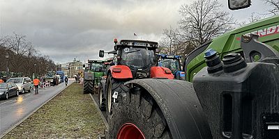 Almanya'da çiftçiler hükümeti protesto etti