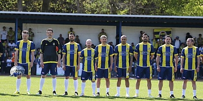 Almanya'da Fenerbahçe efsaneleri ile eski Schalke 04 oyuncuları dostluk maçı yaptı