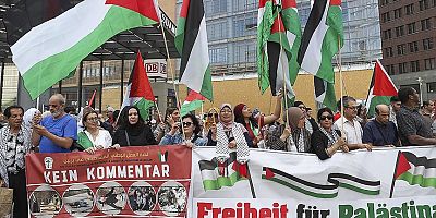 Almanya'da İsrail’in saldırısı altındaki Gazze ile dayanışma gösterisi yapıldı