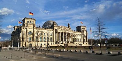 Almanya'da koalisyon ortağı Hür Demokrat Parti üyeleri hükümetin devamına onay