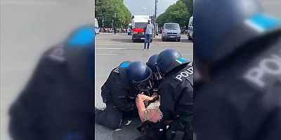 Almanya'da polisin protestoculara şiddet uygulaması tepki çekti