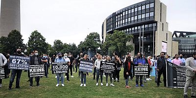 Almanya'da salon sahiplerinden eyalet meclisi önünde Kovid-19 protestosu