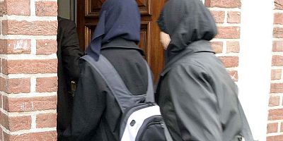 Almanya’da skandal olay! Müslüman öğrenci başörtülü diye...