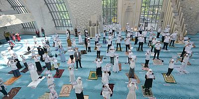 Almanya'da uzaktan eğitimle Kur'an-ı Kerim kursunu tamamlayanlar için tören düzenlendi