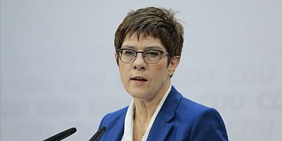 Almanya Savunma Bakanı Kramp-Karrenbauer karantinaya girdi