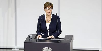 CDU Genel Başkanı ve Almanya Savunma Bakanı Annegret Kramp KarenbauerFederal MeclisUrsula von der Leyenyemin töreni