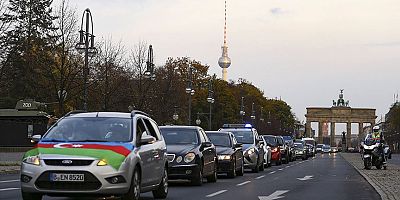 Azerbaycan'ın Dağlık Karabağ zaferi Berlin'de araç konvoyuyla kutlandı