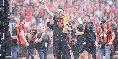 Bayer Leverkusen, Bundesliga ve Almanya Kupası şampiyonluğunu kutladı
