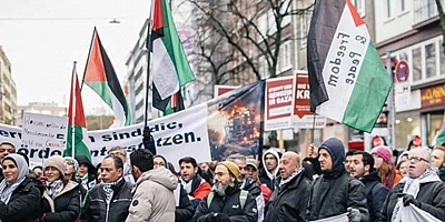 Berlin’de 4 Yabancı Filistin Aktivistinin Sınır Dışı Edilmesine Karşı Gösteri Yapıldı