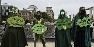 Berlin’de Extinction Rebellion üyeleri protesto düzenledi