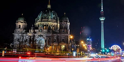 Berlin’de Gece Büyüsü: Işıklar Altında İki Sembol