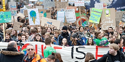 Berlin’de öğrencilerden iklim protestosu