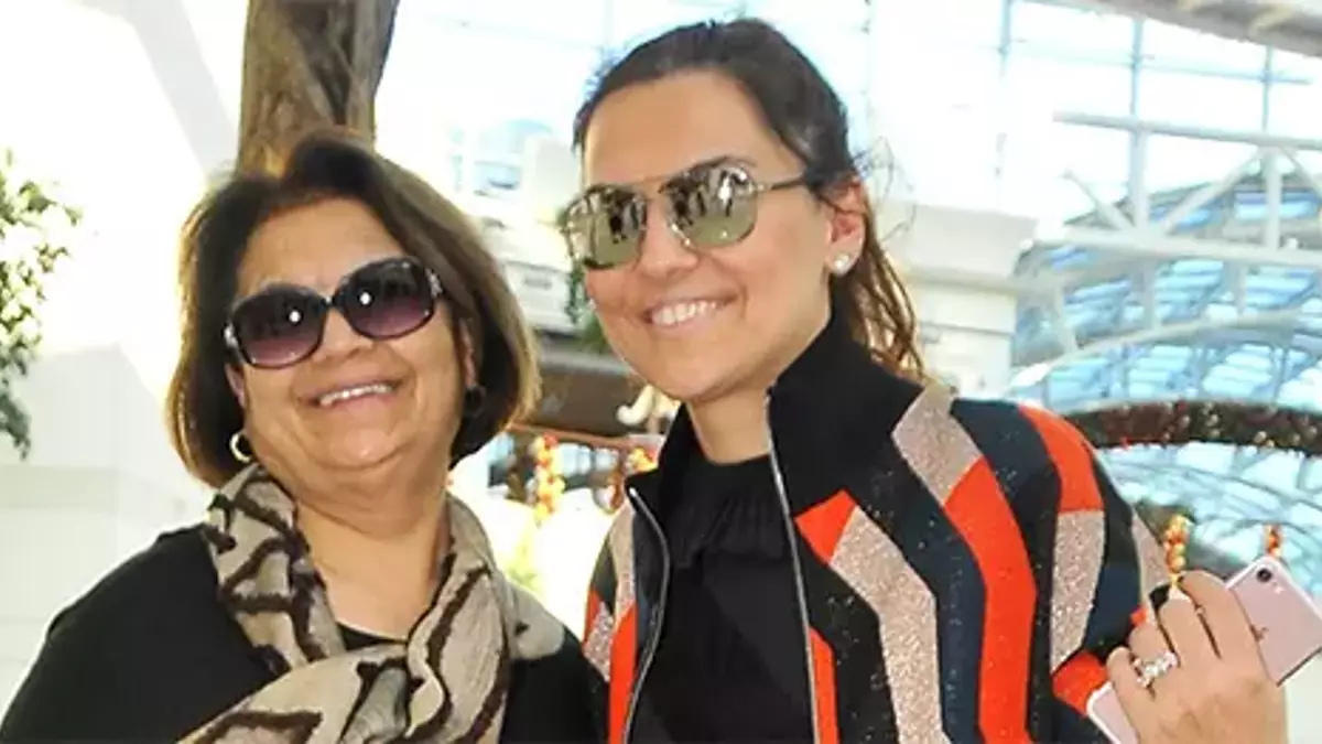 Demet Akalın’ın Annesi Korkuttu! Soluğu Hemen Yanında Aldı