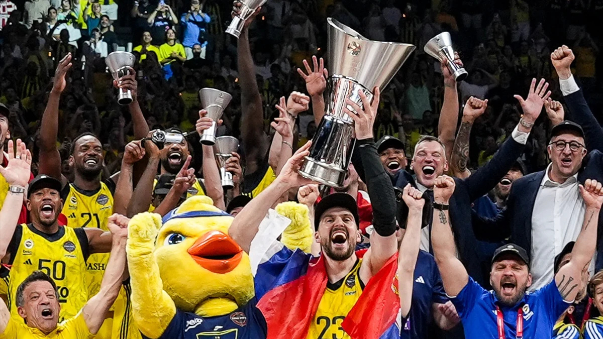 EuroLeague Şampiyonluğu Binlerce Taraftarla Kutlanırken Jasikevicius Net Konuştu: “Fenerbahçe Parçam”