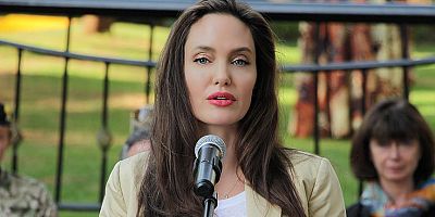 Güzel oyuncu Angelina Jolie, Annan’ın ölümüyle sarsıldı