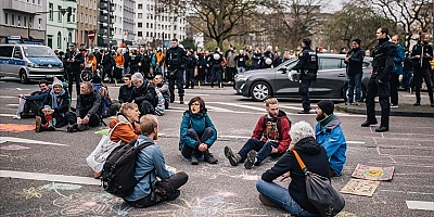 İklim Aktivistleri Berlin’de Protesto Gösterisi Düzenledi