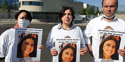 Kızı PKK tarafından kaçırılan anne Almanya'da Başbakanlık önünde eylem yaptı